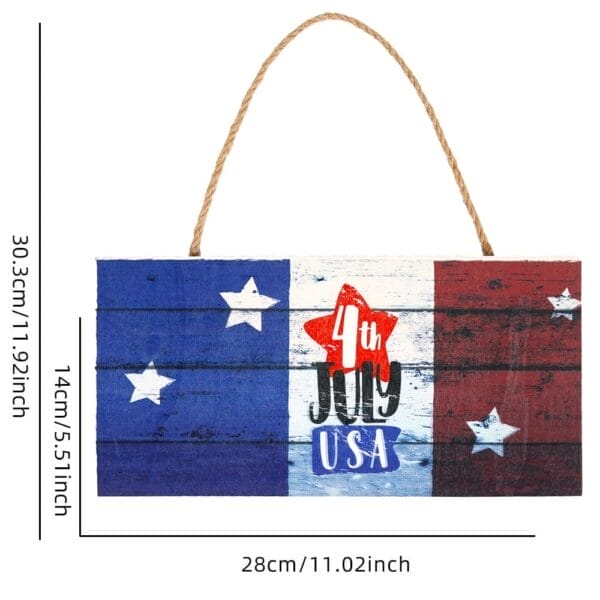 Rectangular hanging sign featuring a wooden American flag design with stars and "4th July USA" text. Dimensions are 30.3 x 14 x 28 cm.