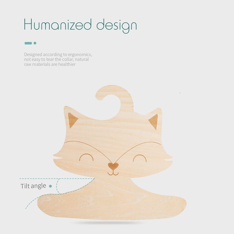 Light wooden hanger shaped like a smiling cat, with a curved tail as the hook—part of our Wooden Creative Hangers collection—featuring an ergonomic, natural design and a helpful note on tilt angle for children's clothing.