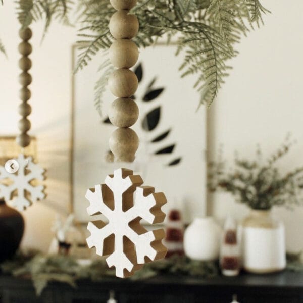 Wooden bead garland with snowflake ornaments, hanging decoration. Wholesale wooden bead garland manufacturer.