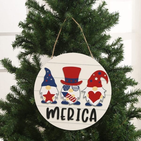 A round Independence Day hanging sign featuring three patriotic gnome figures and “‘MERICA” brings festive charm to your tree—perfect as custom wood decor from a wholesale manufacturer.