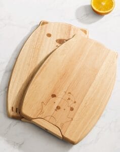 Adorable bear-shaped oak chopping boards, perfect for kids. Set of two.