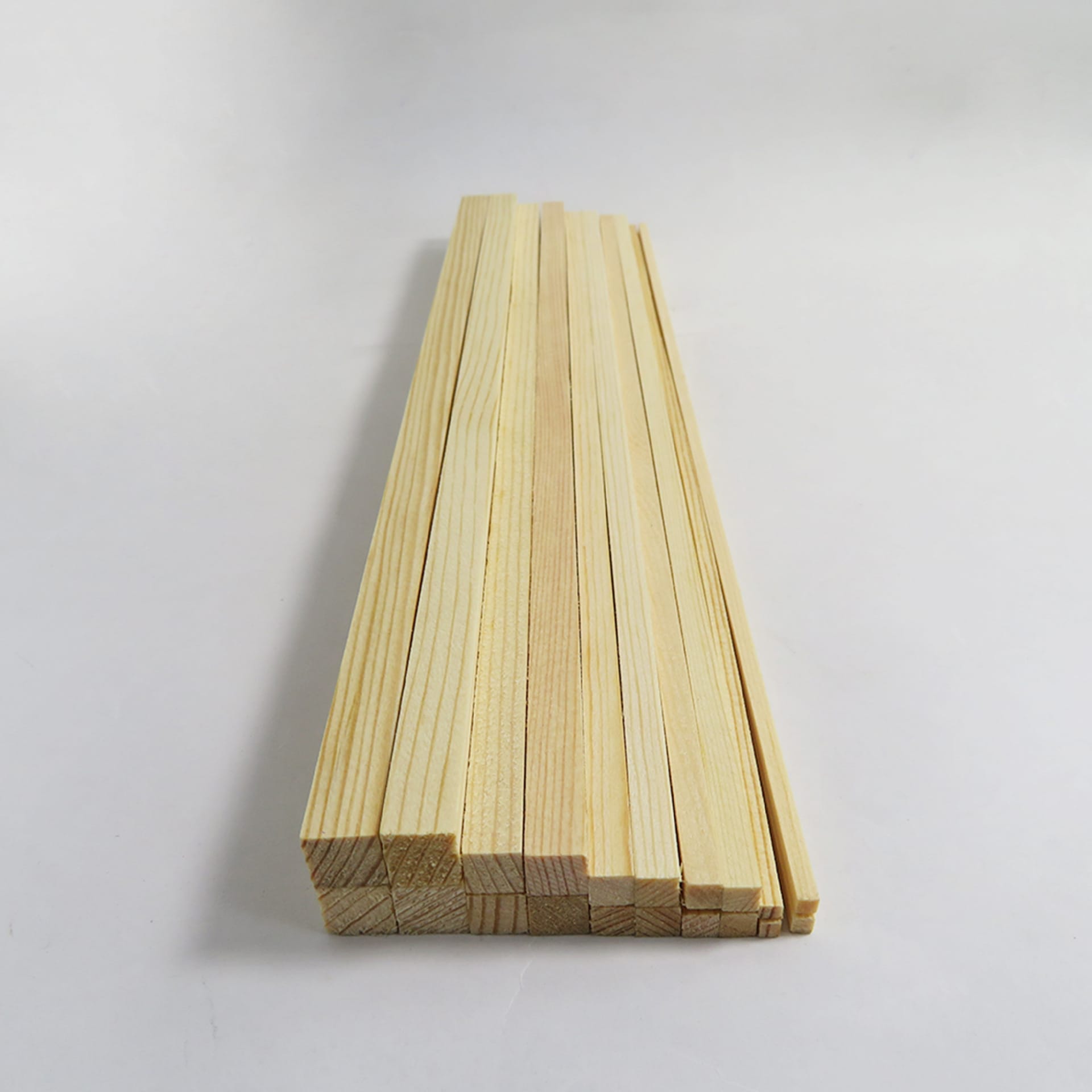 Wooden sticks for model building: A bundle of long, smooth balsa wood dowels, ideal for craft projects and model making.