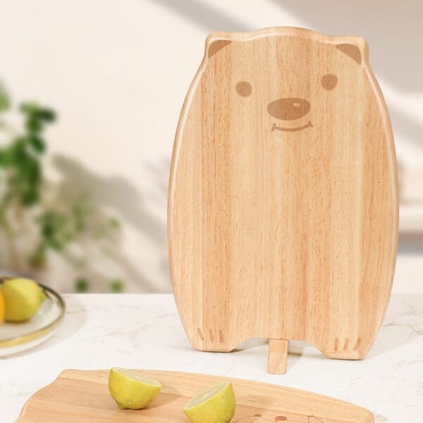Adorable bear-shaped oak cutting board, perfect for kitchens and wholesale suppliers.
