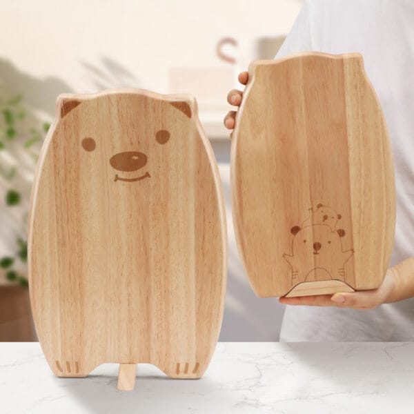 Wooden bear-shaped and oval cutting boards. Wholesale oak chopping boards available.