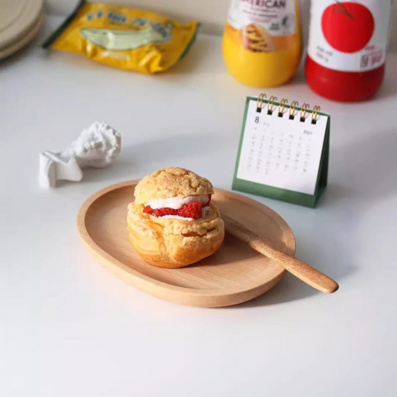 Beech wood oval cake tray: Elegant wooden platter perfect for serving pastries, cakes, or desserts. Ideal for wholesale.