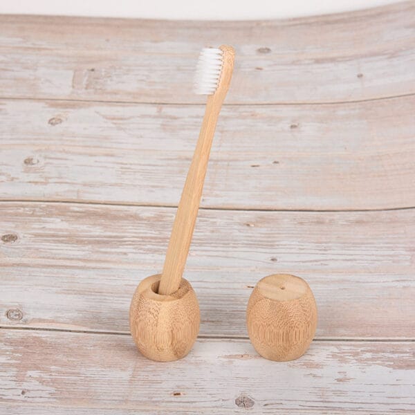 Bamboo toothbrush & holder set: Eco-friendly wooden stand & sustainable bamboo toothbrush, ideal for hotels.