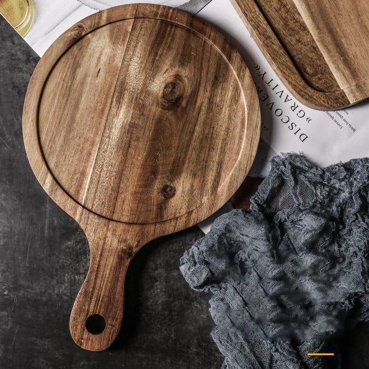 Round wooden pizza serving platter with handle. Eco-friendly wholesale option.