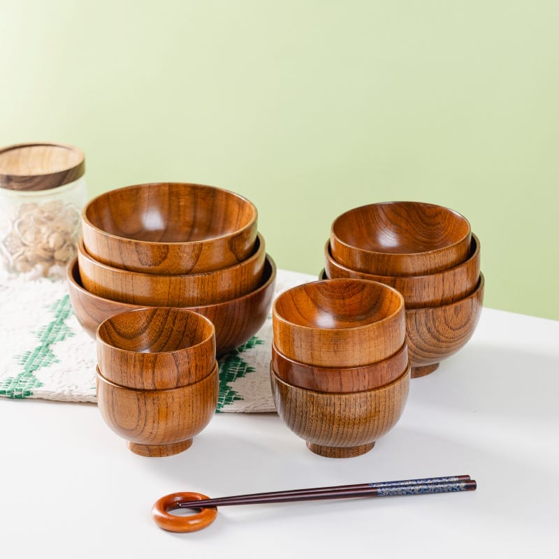 Set of heat-resistant wooden bowl, perfect for serving food. Manufacturer Wholesale Wood Bowls in various sizes.
