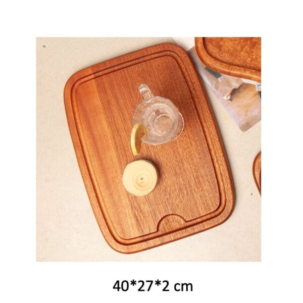 Large acacia wood cutting board, 40x27x2 cm, perfect for serving or chopping. Features a juice groove and rounded corners.