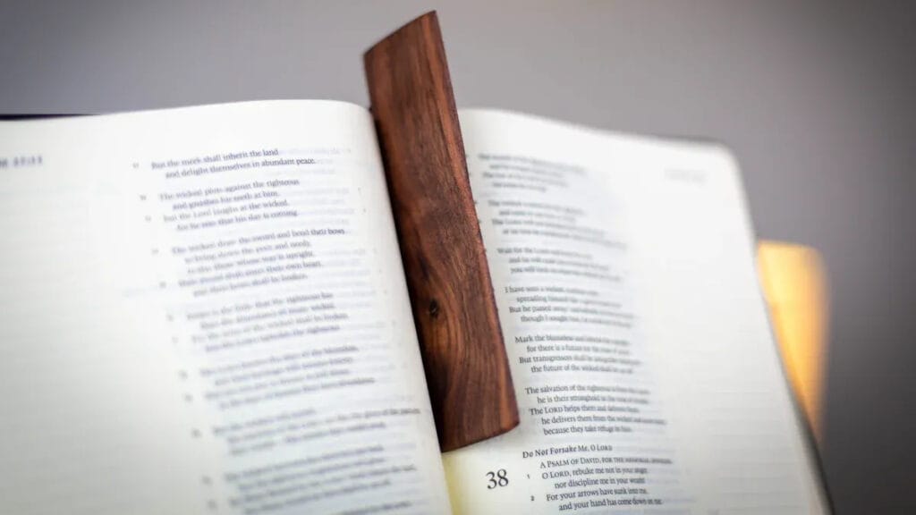 What Is the Average Size of a Bookmark? Standard or Custom Bookmark Size