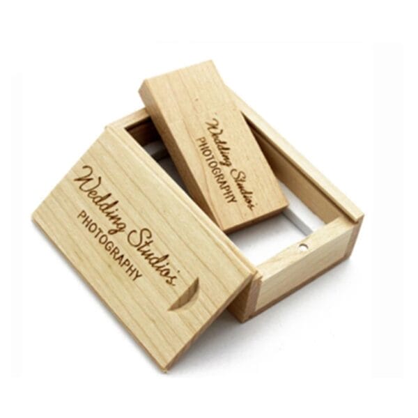 Wooden box with USB drive; "Wedding Studio's Photography" engraved.