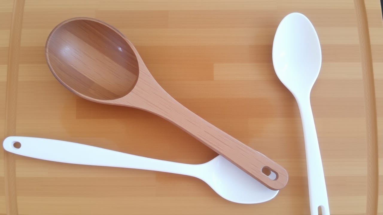 are wooden spoons better than plastic