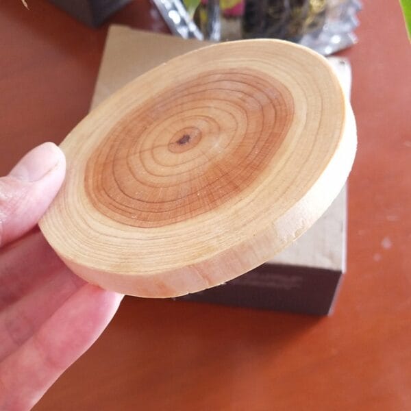 Wooden slice with natural tree rings, ideal for rustic crafts or decor