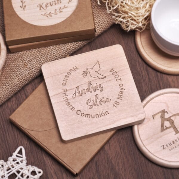 Wooden square: "Nuestra Primera Comunion Andres Silvia 18 Mayo 2024" with engraved dove